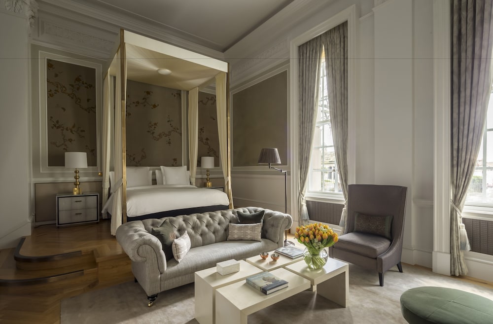 Four Seasons Hotel London at Tower Bridge 30/37