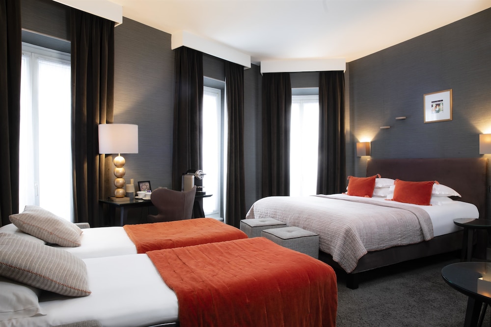 DELUXE, DOUBLE OR TWIN BED