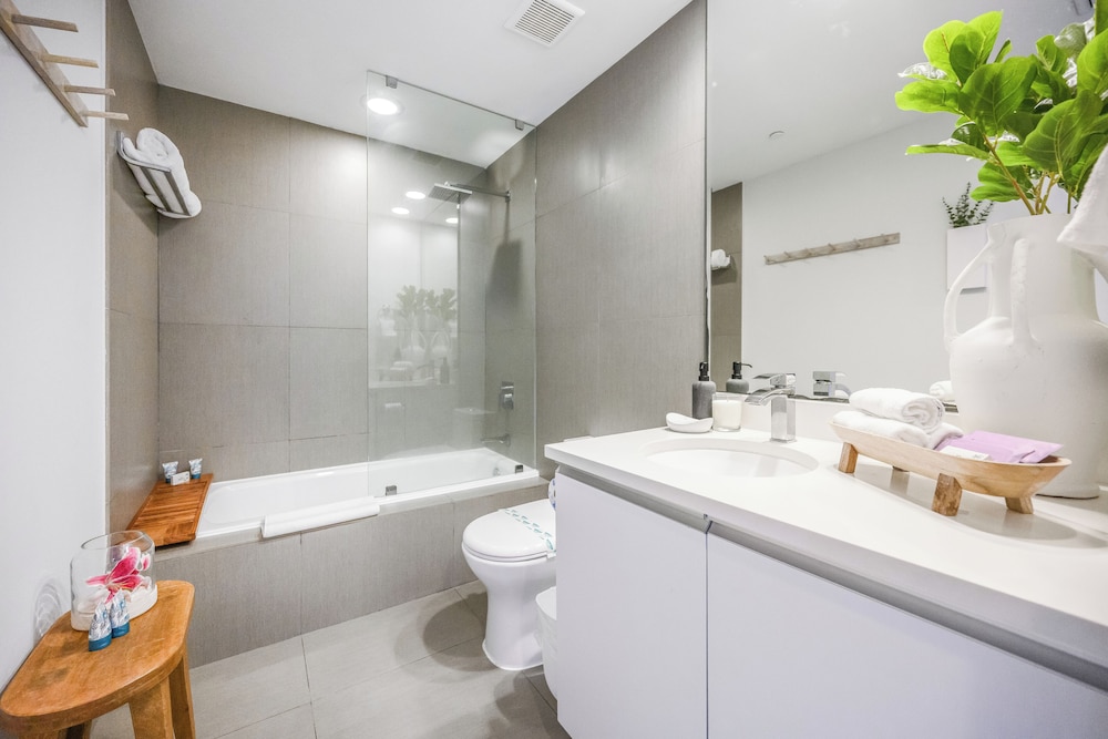 Miami Vacations Corporate Rentals - Monte Carlo 68/69