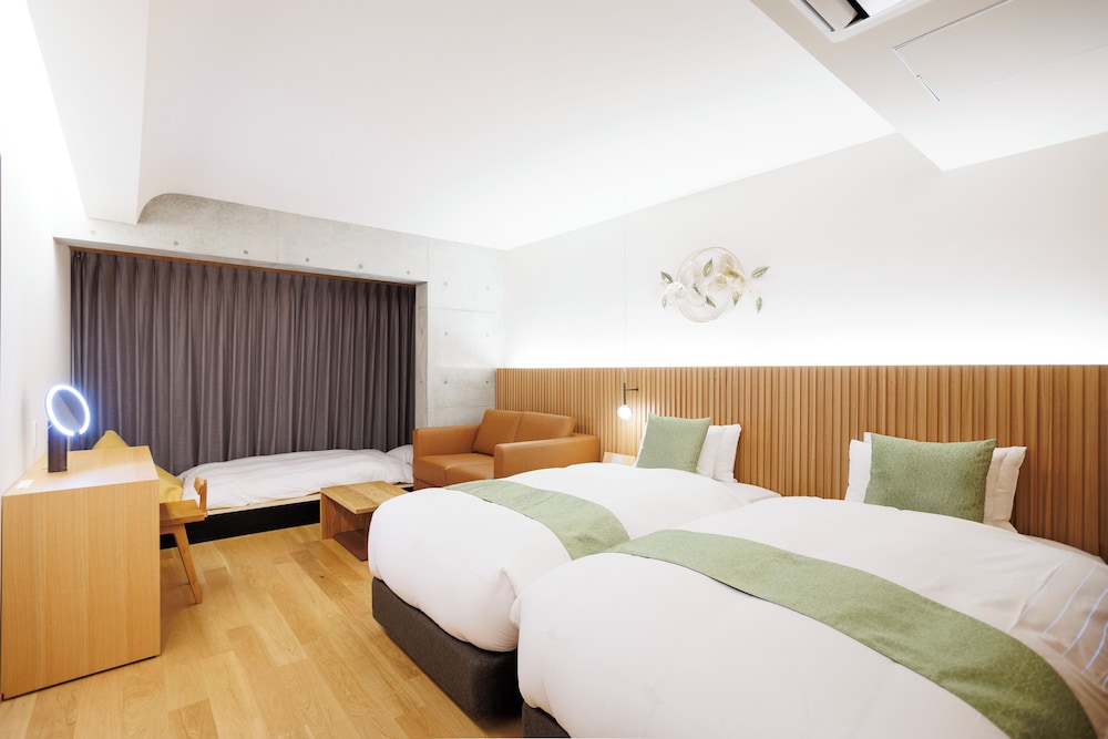 FAMILY, TWIN BEDS
