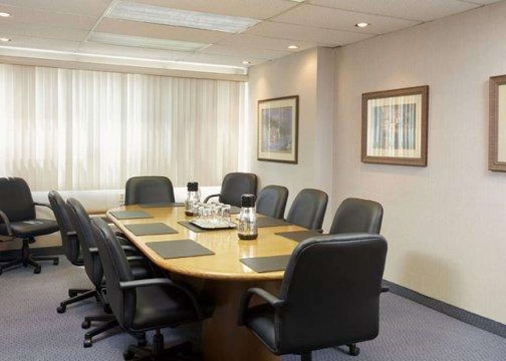 Quality Inn & Suites P.E. Trudeau Airport 21/26