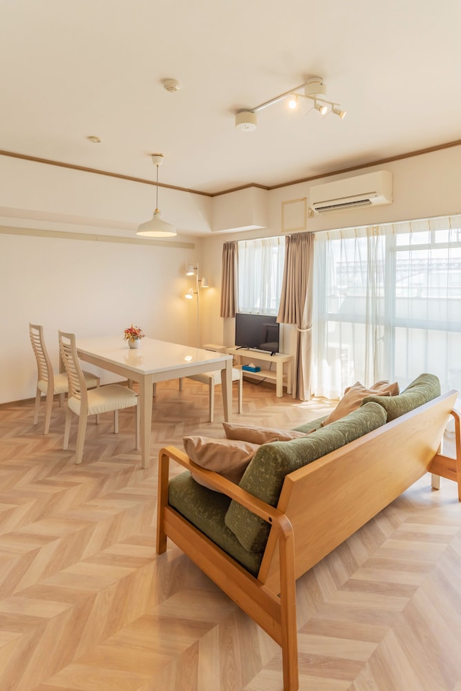 Universal Bay Condominium 43/60