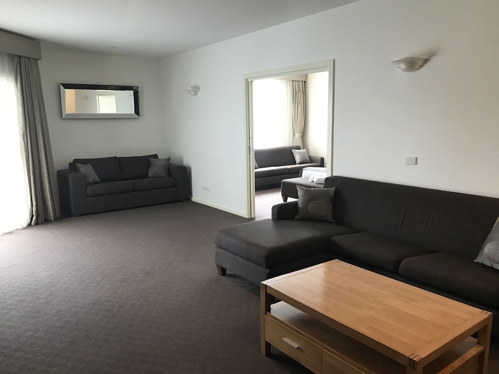 MORNINGTON HOTEL 27/45