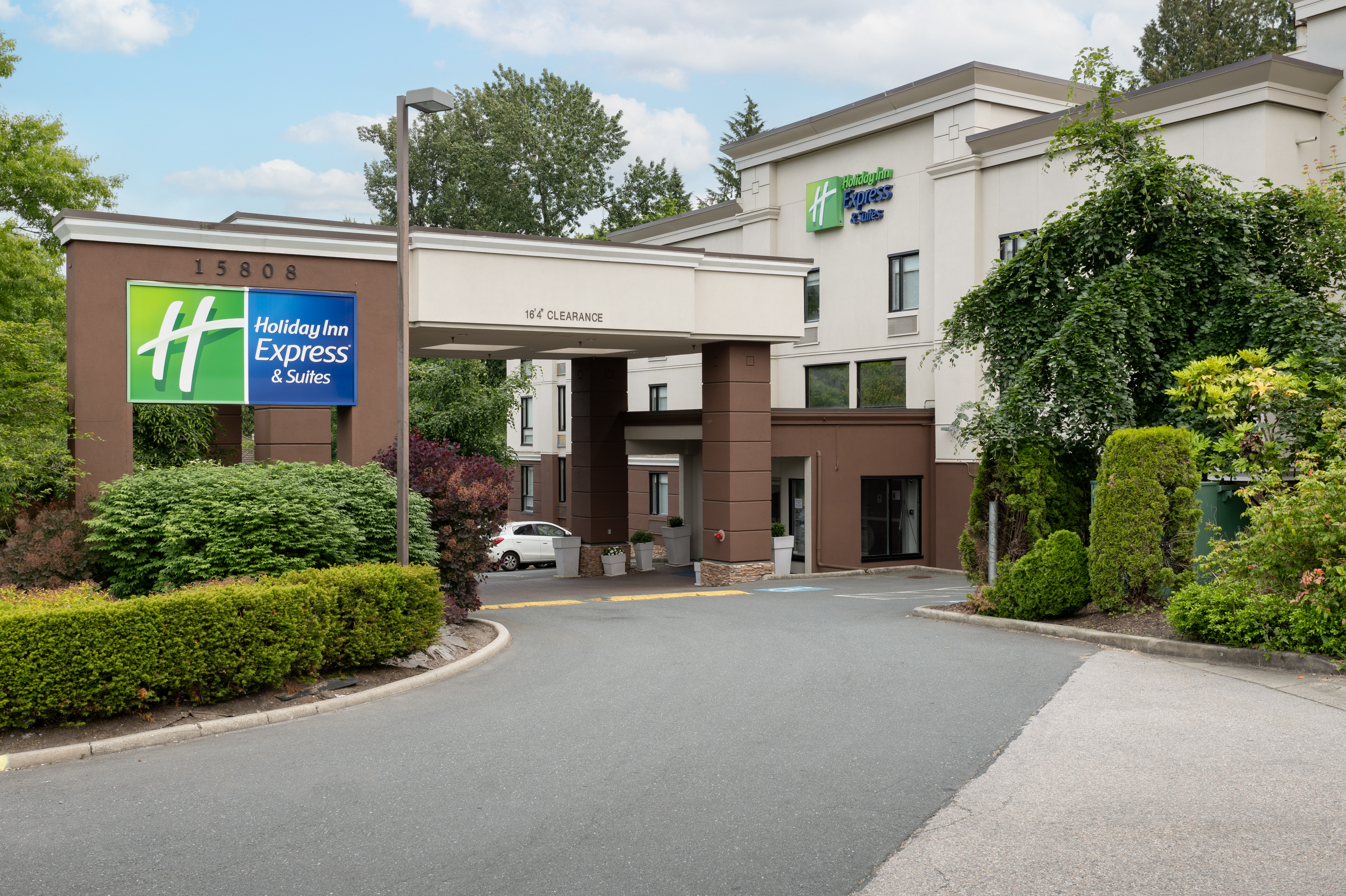 Holiday Inn Express Suites Surrey 44/50