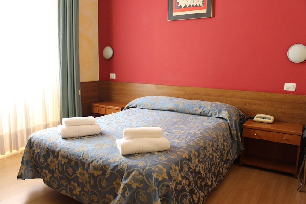 ROOM, DOUBLE BED