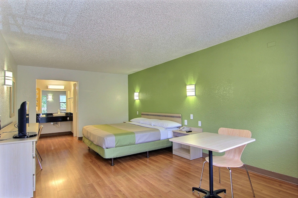 Motel6 Austin, TX - Central Downtown UT 34/53