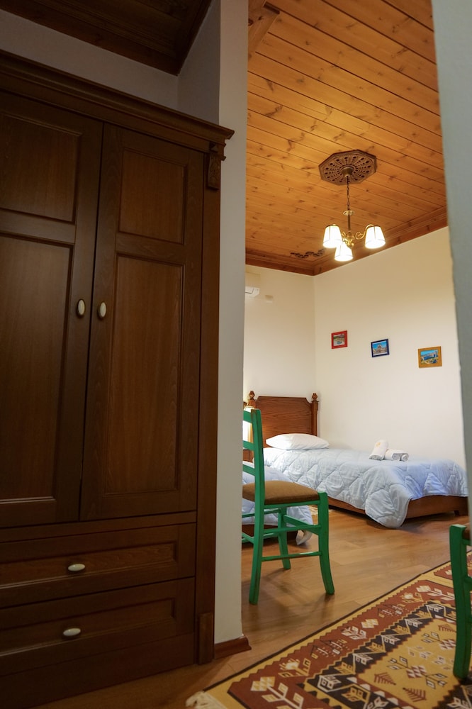 Bineri Hotel Gjirakastra 8/52
