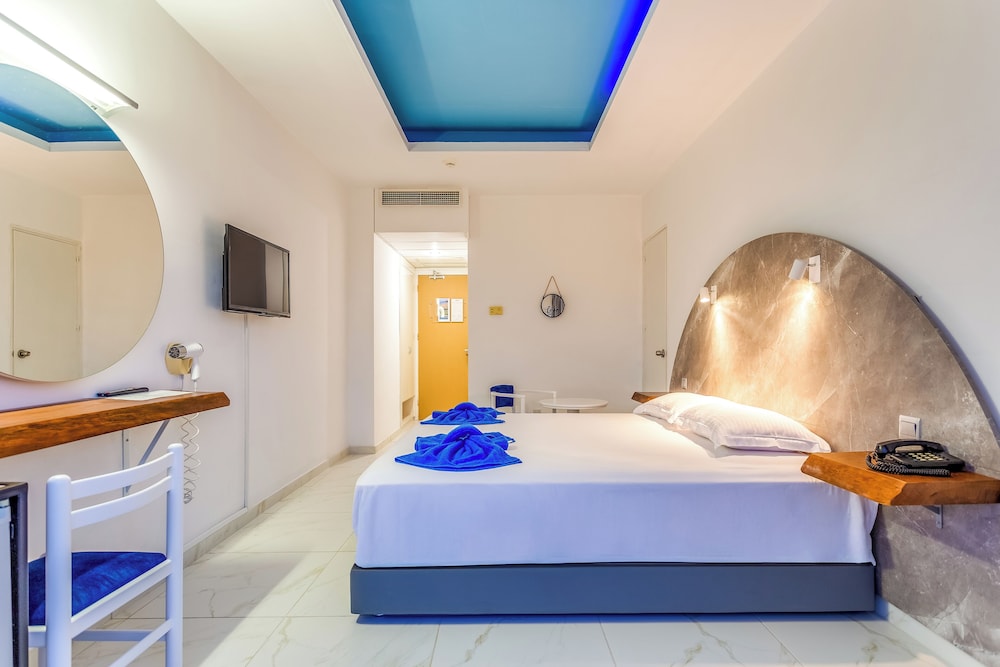 Adelais Bay Hotel 15/50