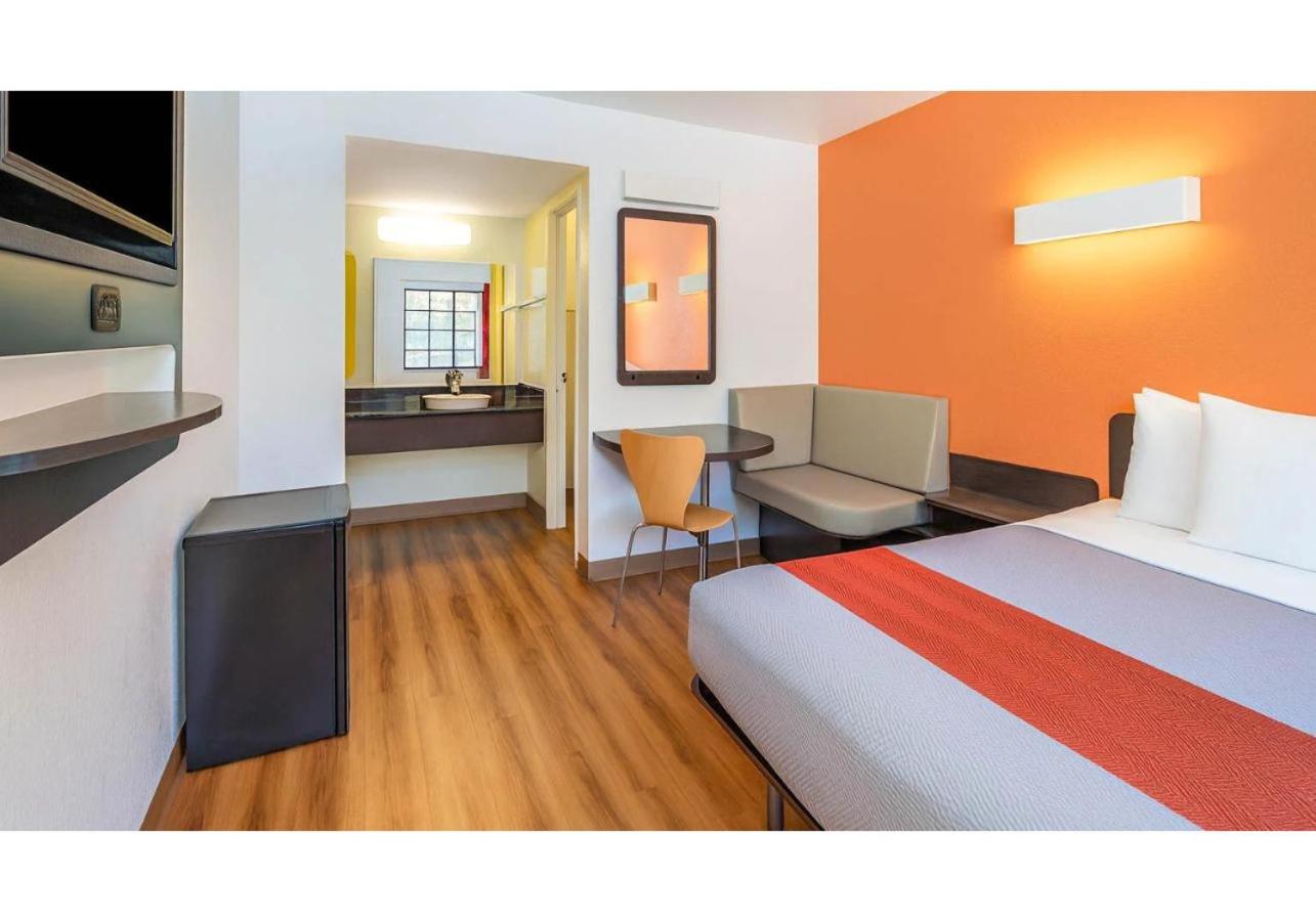 ROOM, QUADRUPLE