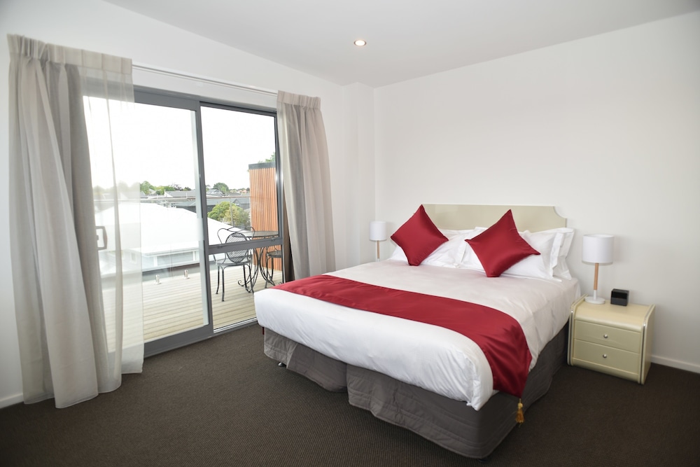 LUXURY, STUDIO, KING BED, CITY VIEW