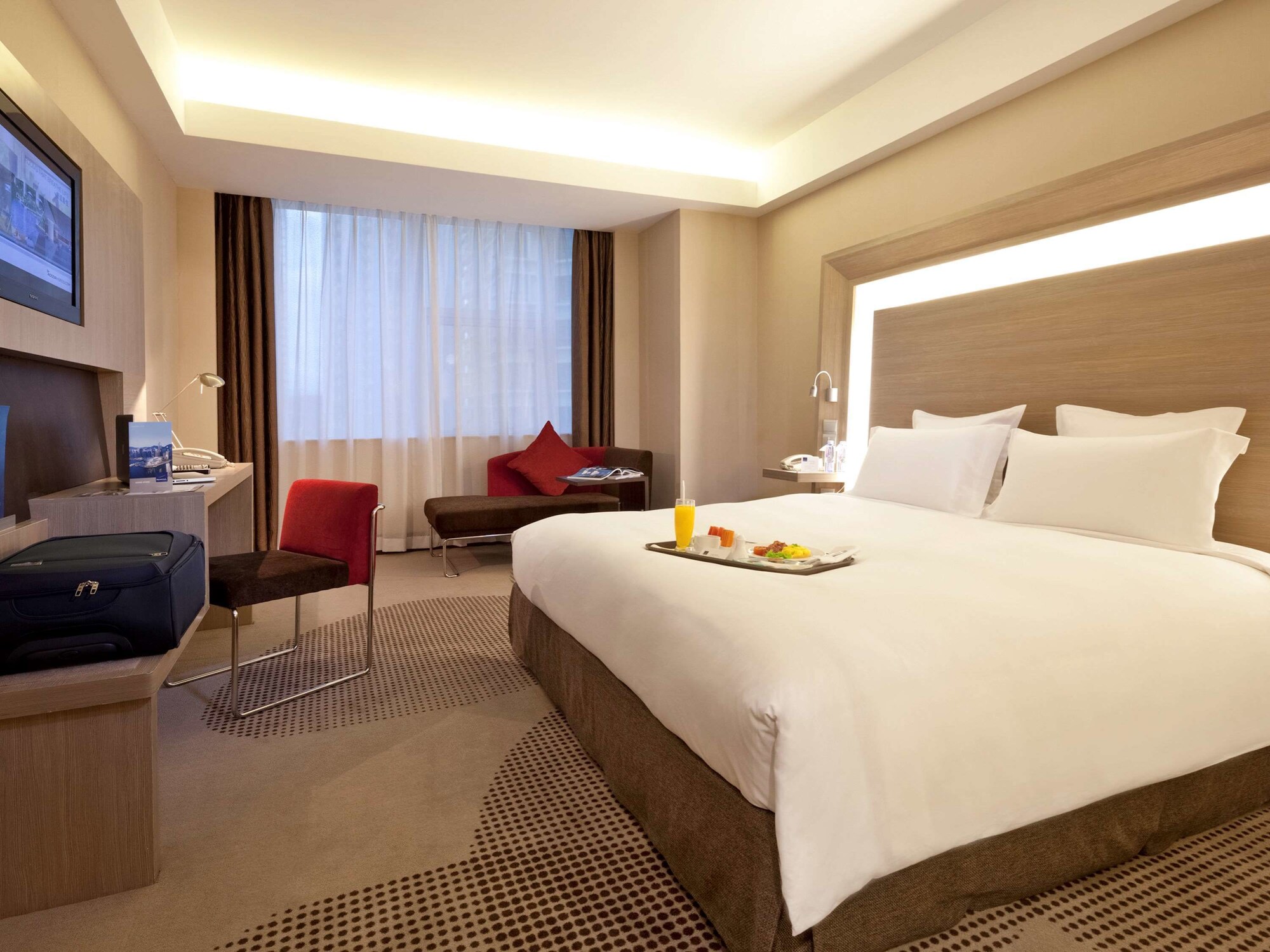 SUPERIOR, QUEEN BED, CITY VIEW