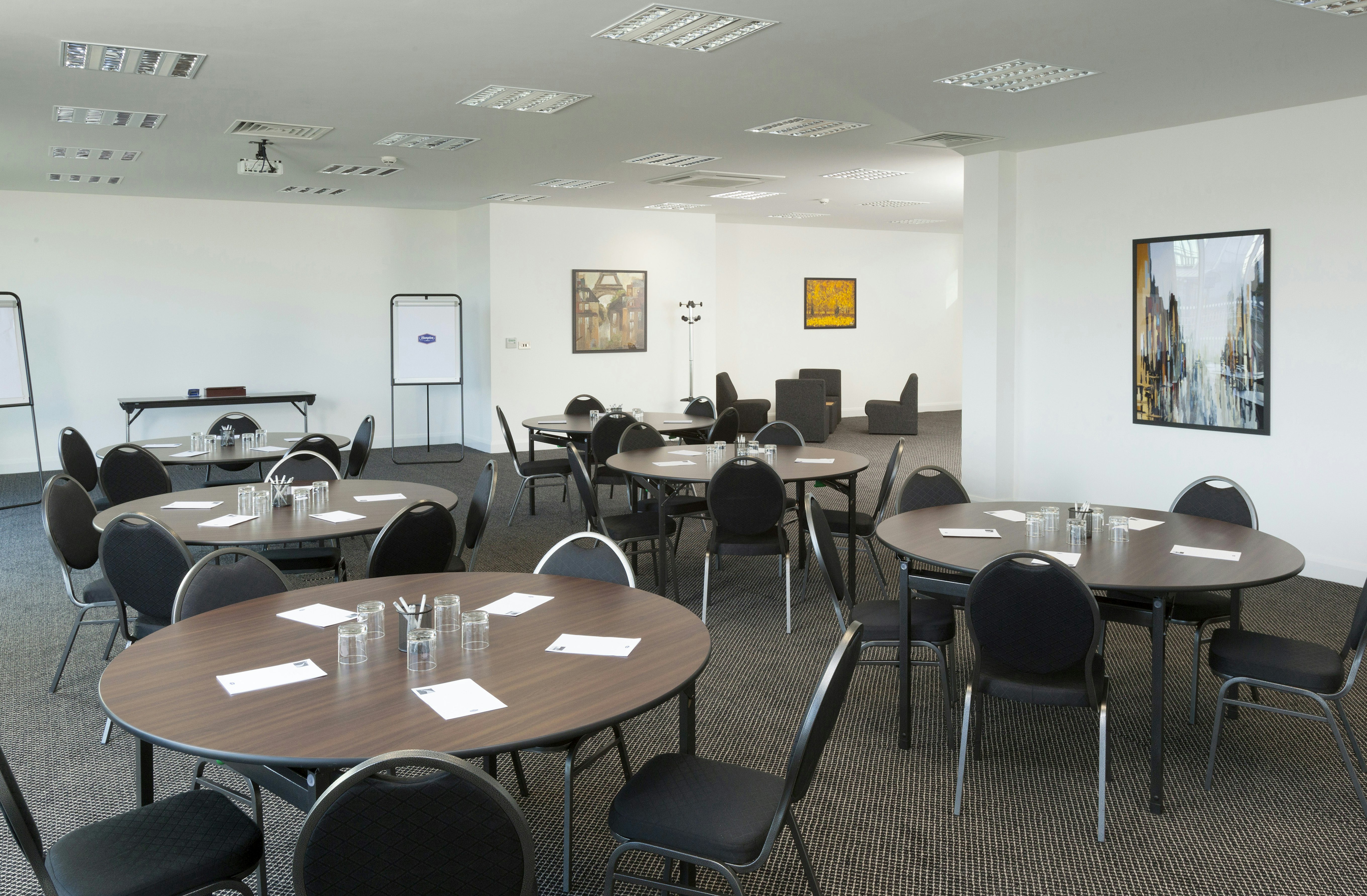 HAMPTON BY HILTON LONDON LUTON AIRPORT 40/50