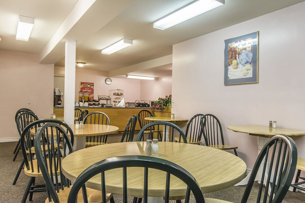Econo Lodge Inn Suites Saint John 25/38