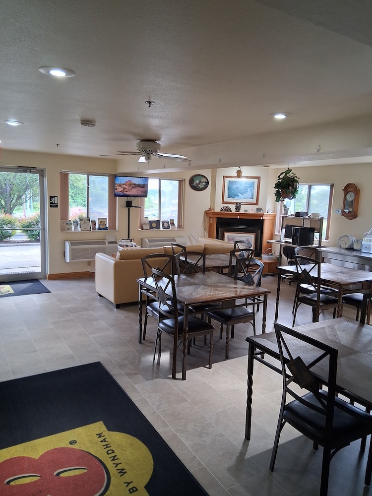 Super 8 by Wyndham West Middlesex/Sharon Area 36/42