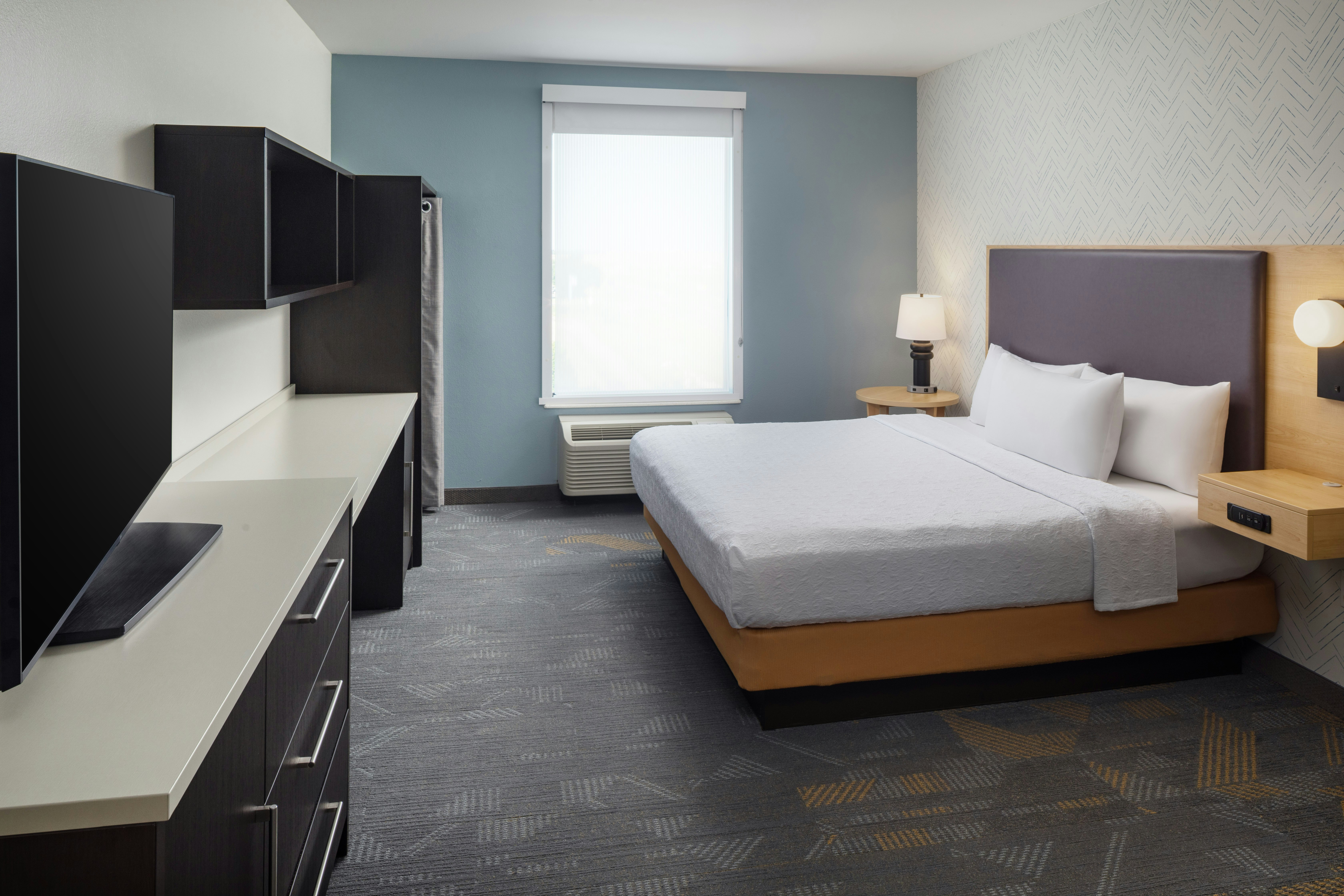 STUDIO, SUITE, KING BED