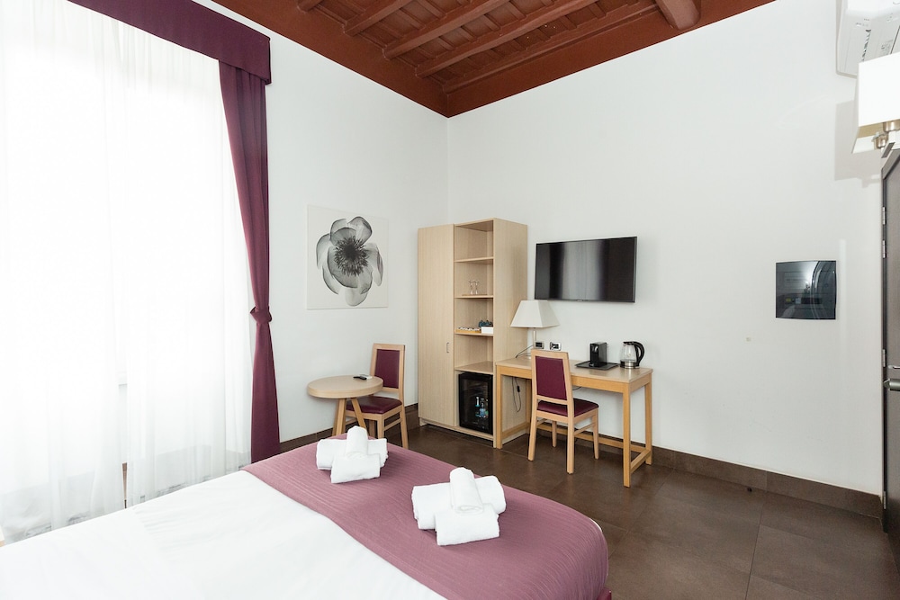Deluxe, Queen Bed, SUITINN 19 HOTEL 3/5