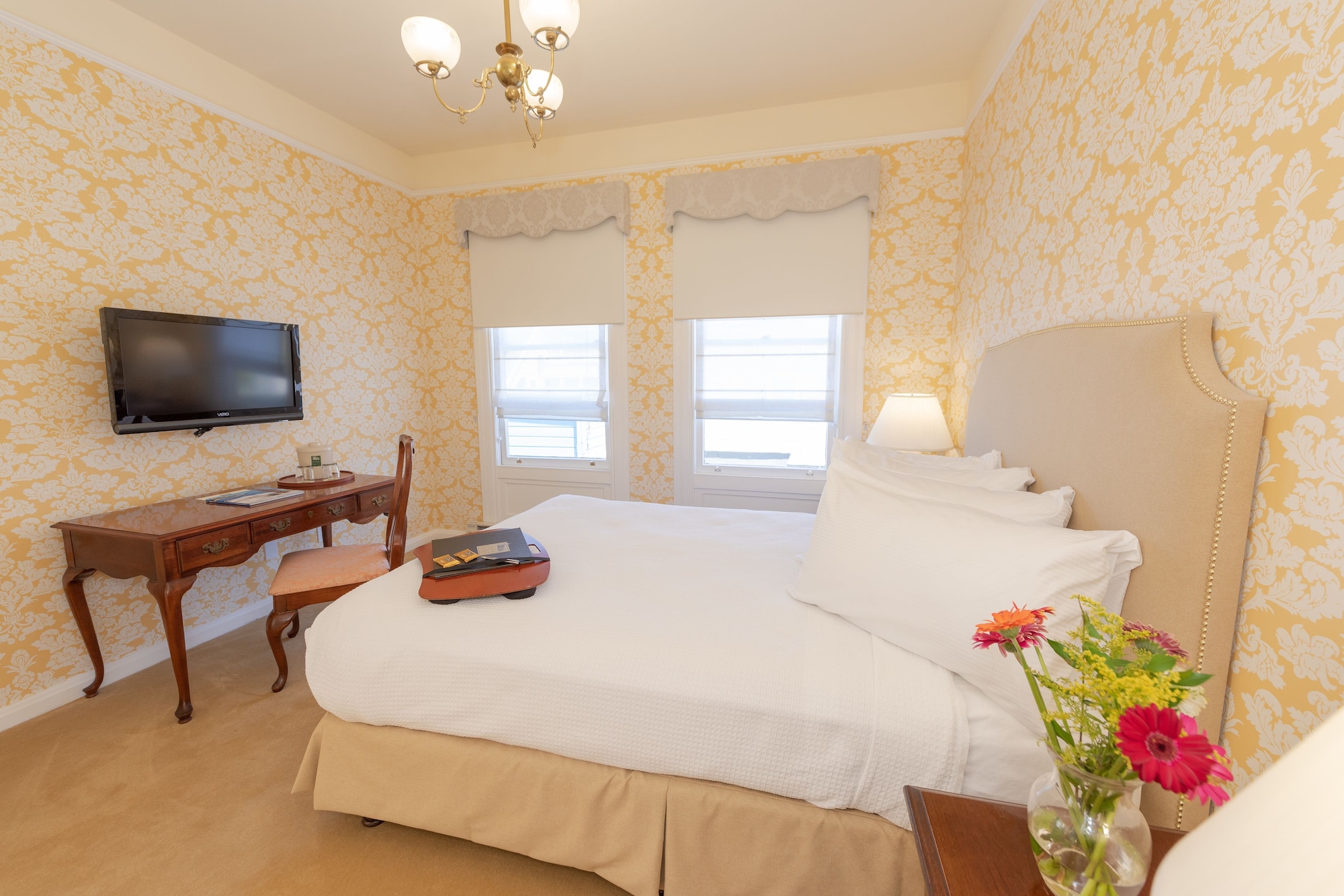 SUPERIOR, QUEEN BED
