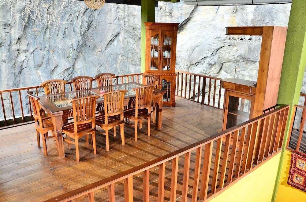 Deer Point Hotel Kandy 23/41
