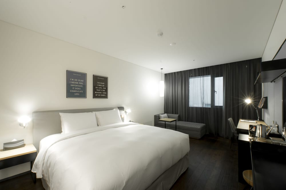 DELUXE, QUEEN BED
