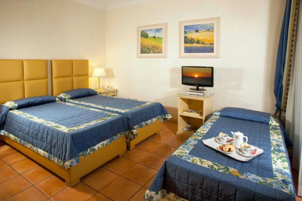 ROOM, TRIPLE, PATIO