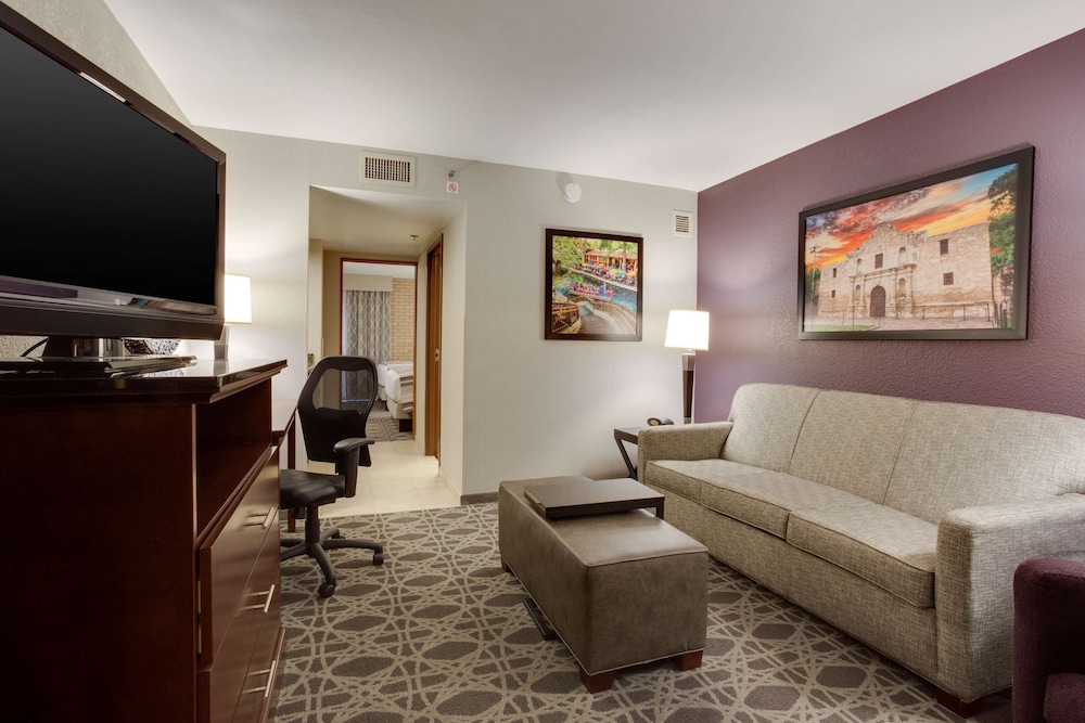 Drury Plaza Hotel San Antonio Airport 26/50