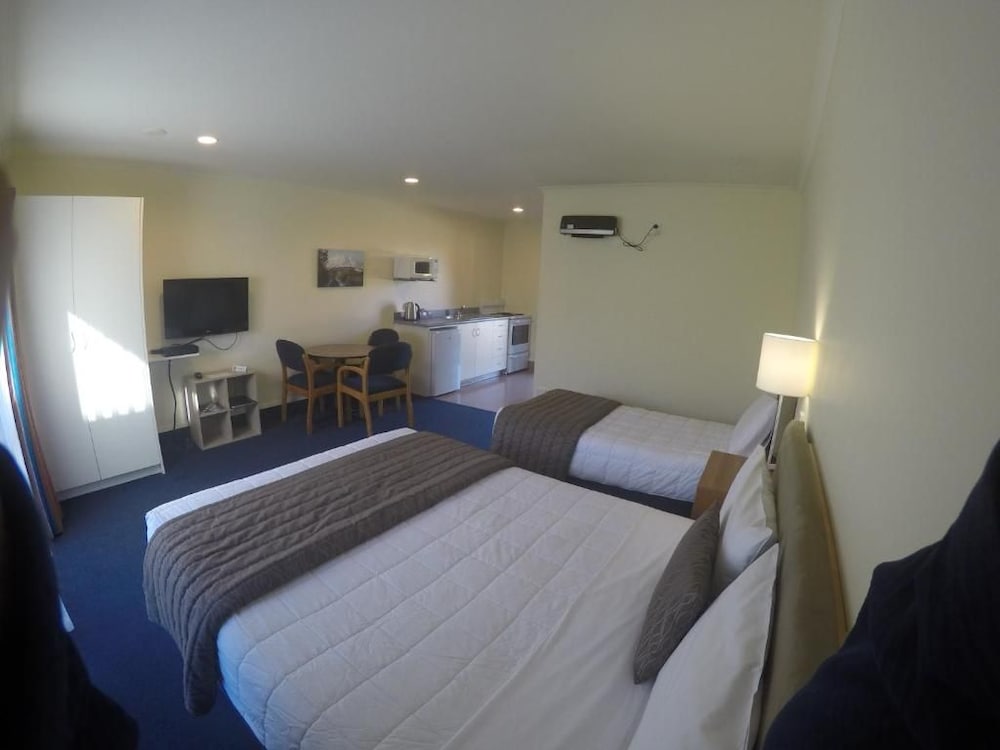 THE PEAKS MOTOR INN 6/40