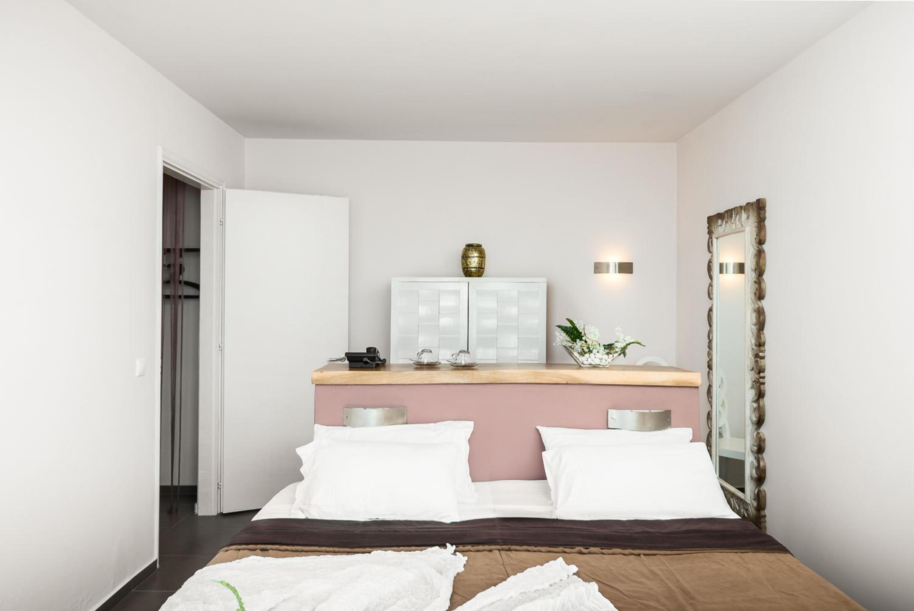 جناح بغرفتي نوم، Pantokrator Hotel 4/10