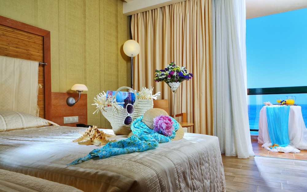 Sirens Beach Hotel 31/77