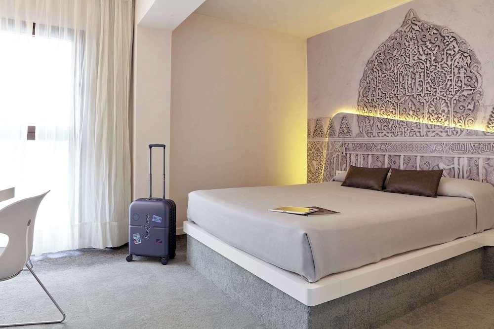 ROOM, DOUBLE BED