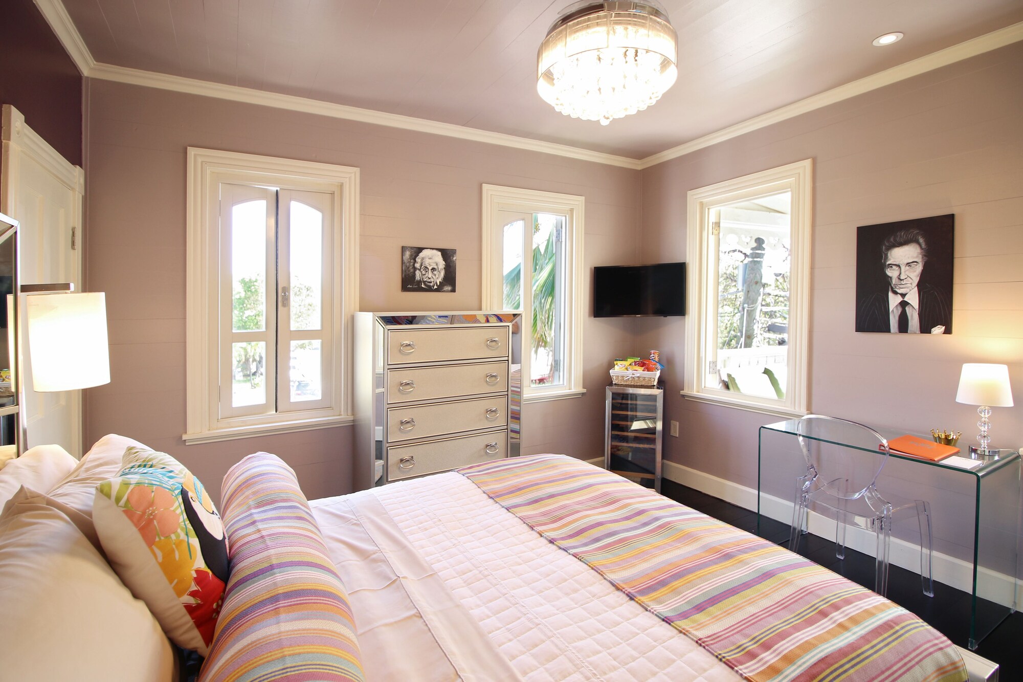 Basic, Queen Bed, Hill View, Corner