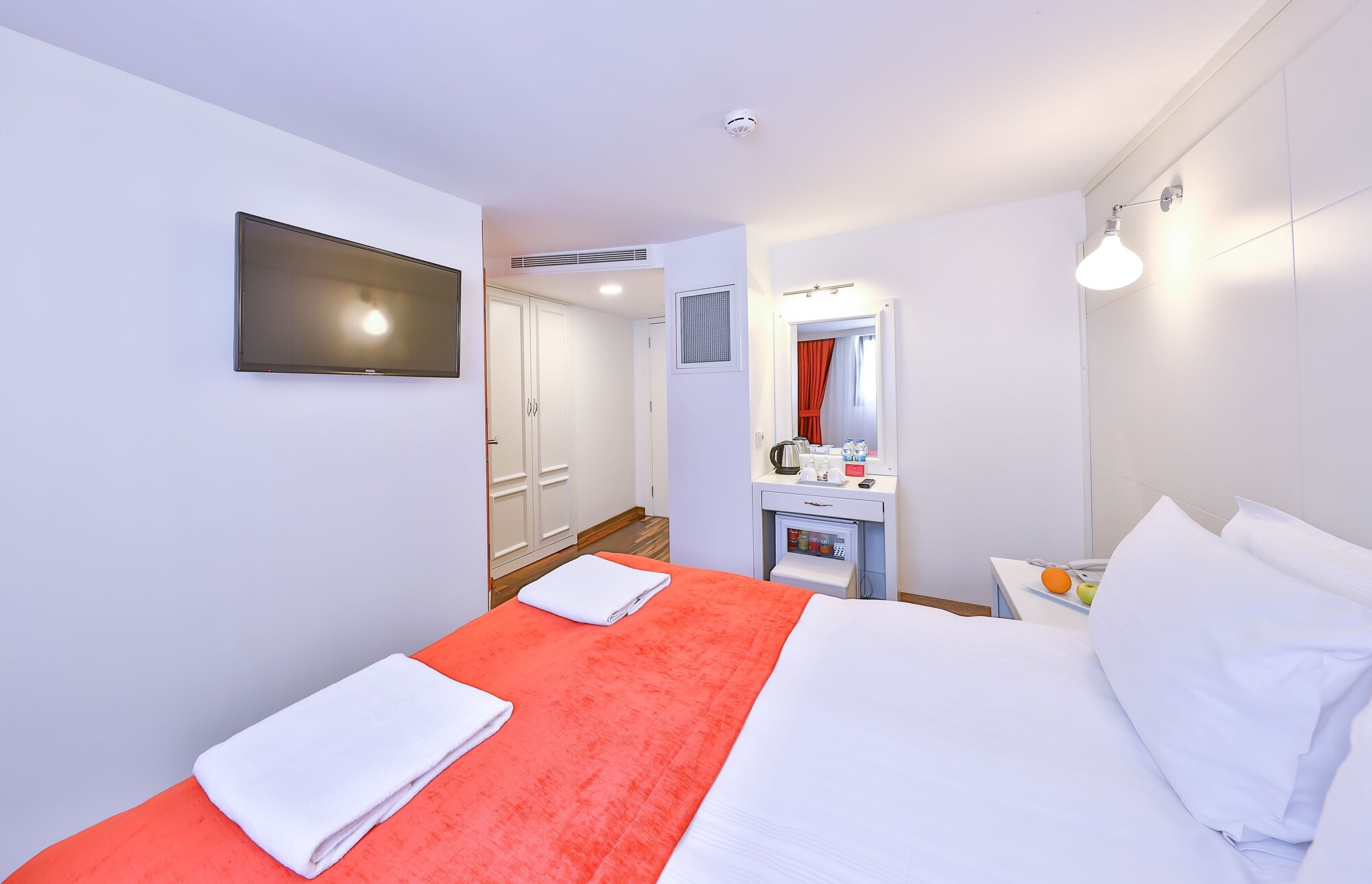 ROOM, DOUBLE BED
