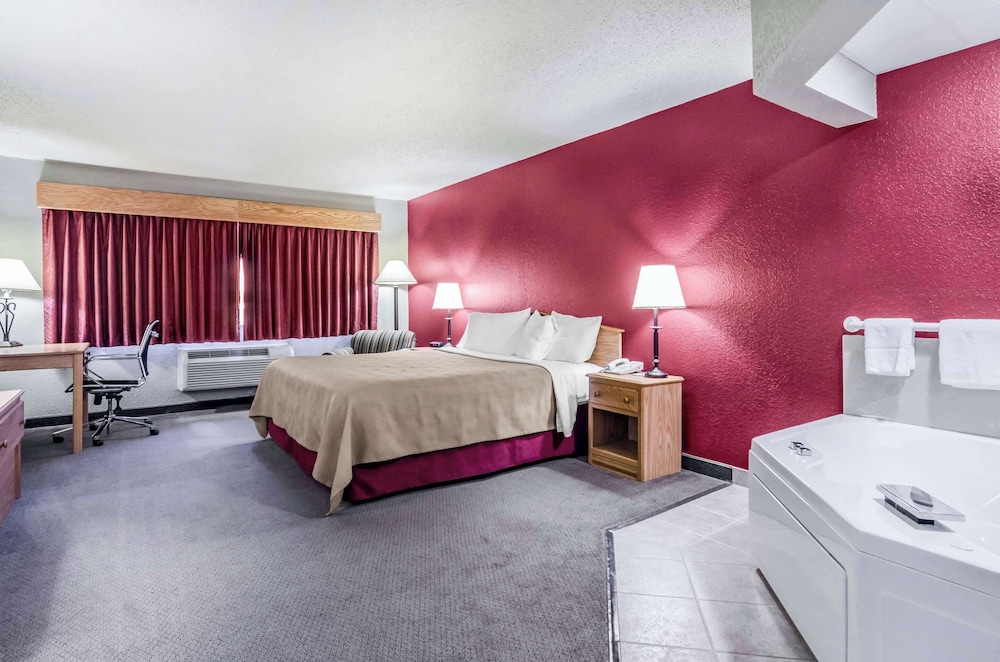 Suite, King Bed, Rodeway Inn Hesston, KS 8/10