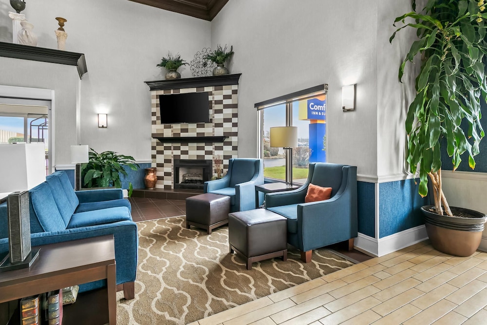 Comfort Inn & Suites Greenwood Near University 40/66