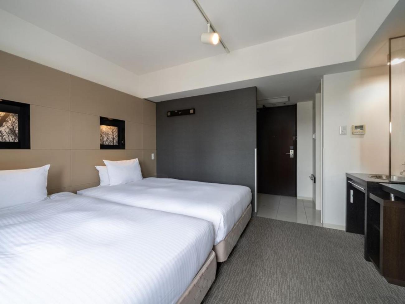 Room, Twin Beds, Smoking