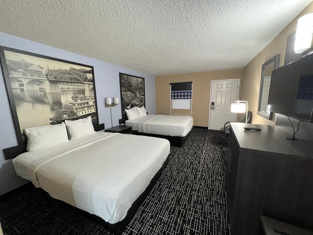 Super 8 by Wyndham Paducah I-24 Exit 4 31/60