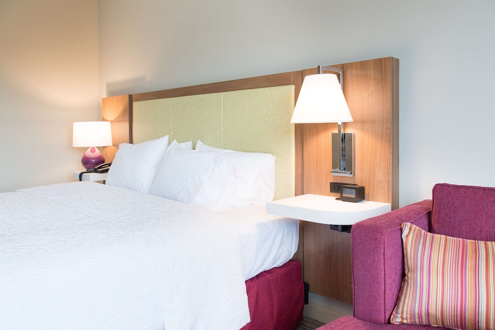 Hampton Inn & Suites Fayetteville 19/46