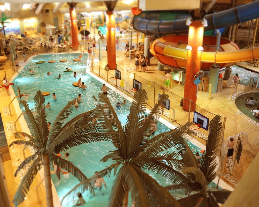 Comfort Inn & Suites Erie - Splash Harbor Indoor Waterpark 48/55