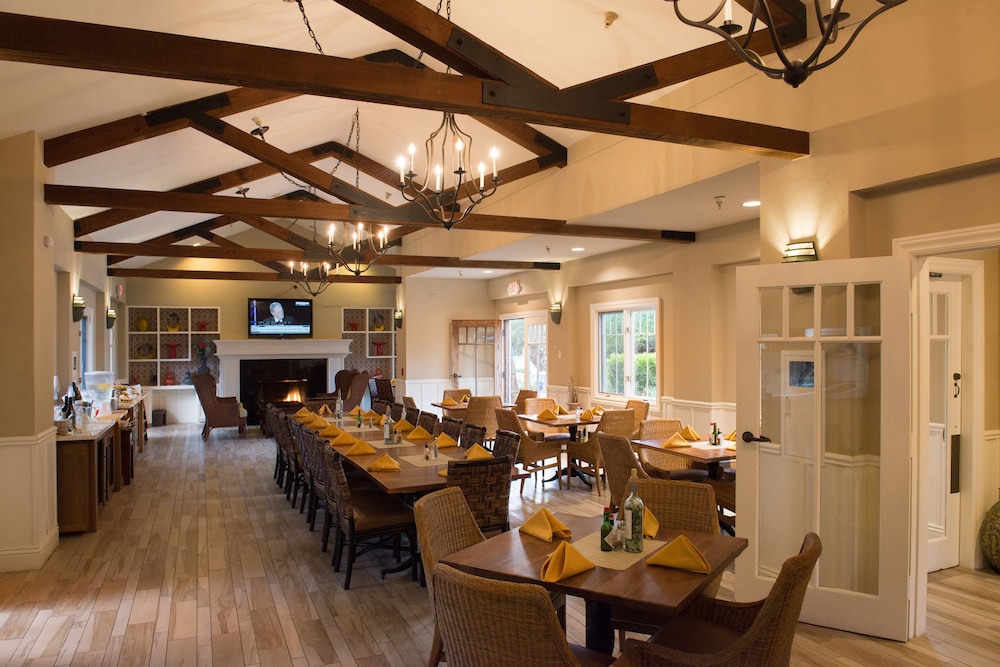 Lighthouse Lodge And Cottages 40/44