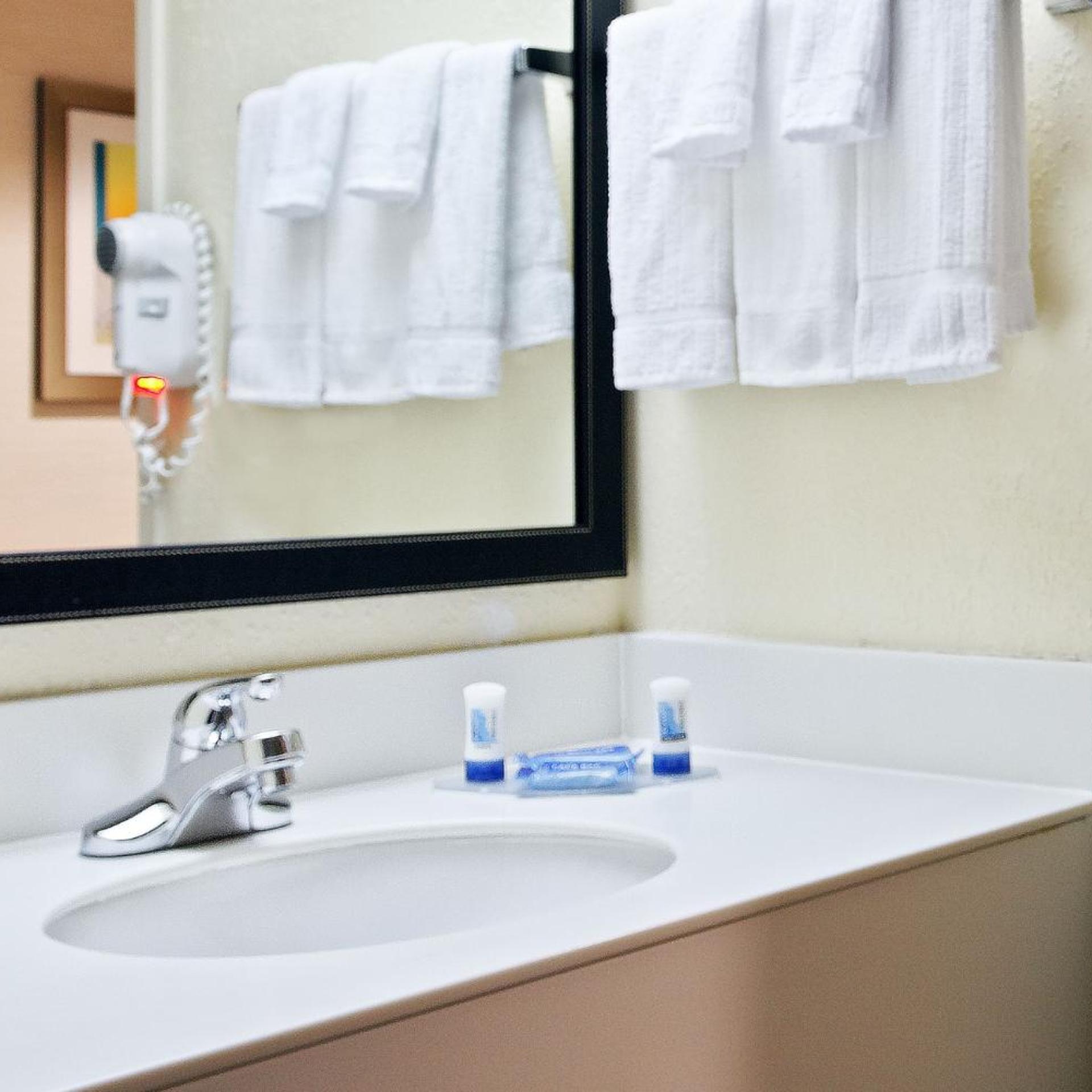 غرفة بسرير كينج بحوض استحمام لذوي الإعاقة، Fairfield Inn Suites Charlotte Arrowood 5/5