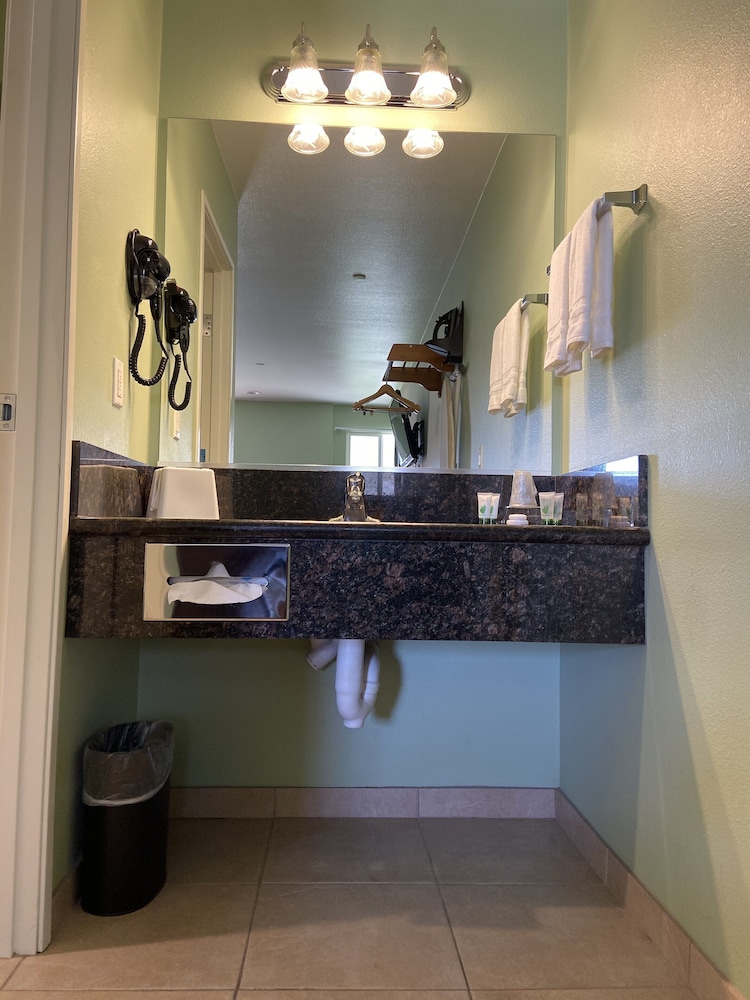 Rancho California Inn 12/43
