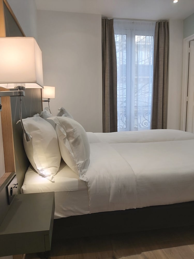 HOTEL B SQUARE 62/83