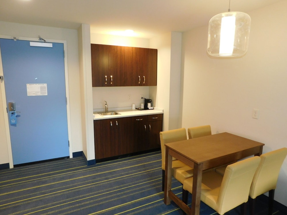 Days Inn & Suites by Wyndham Kearney 45/61