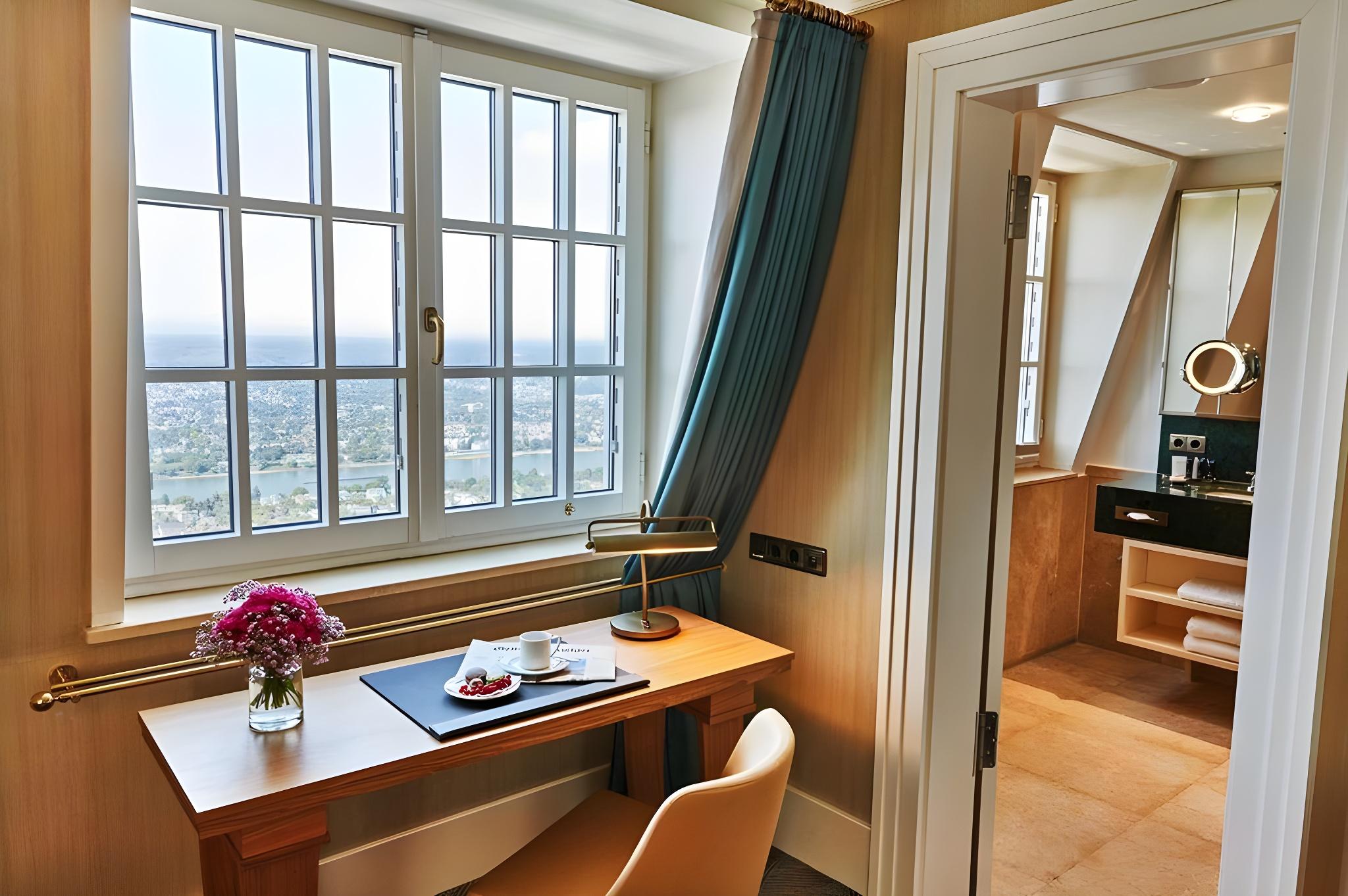 Deluxe, Rhale View