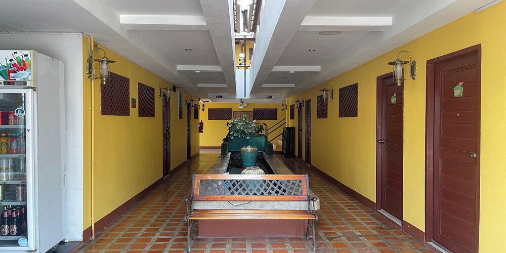 Yellow Tique Hotel 7/58