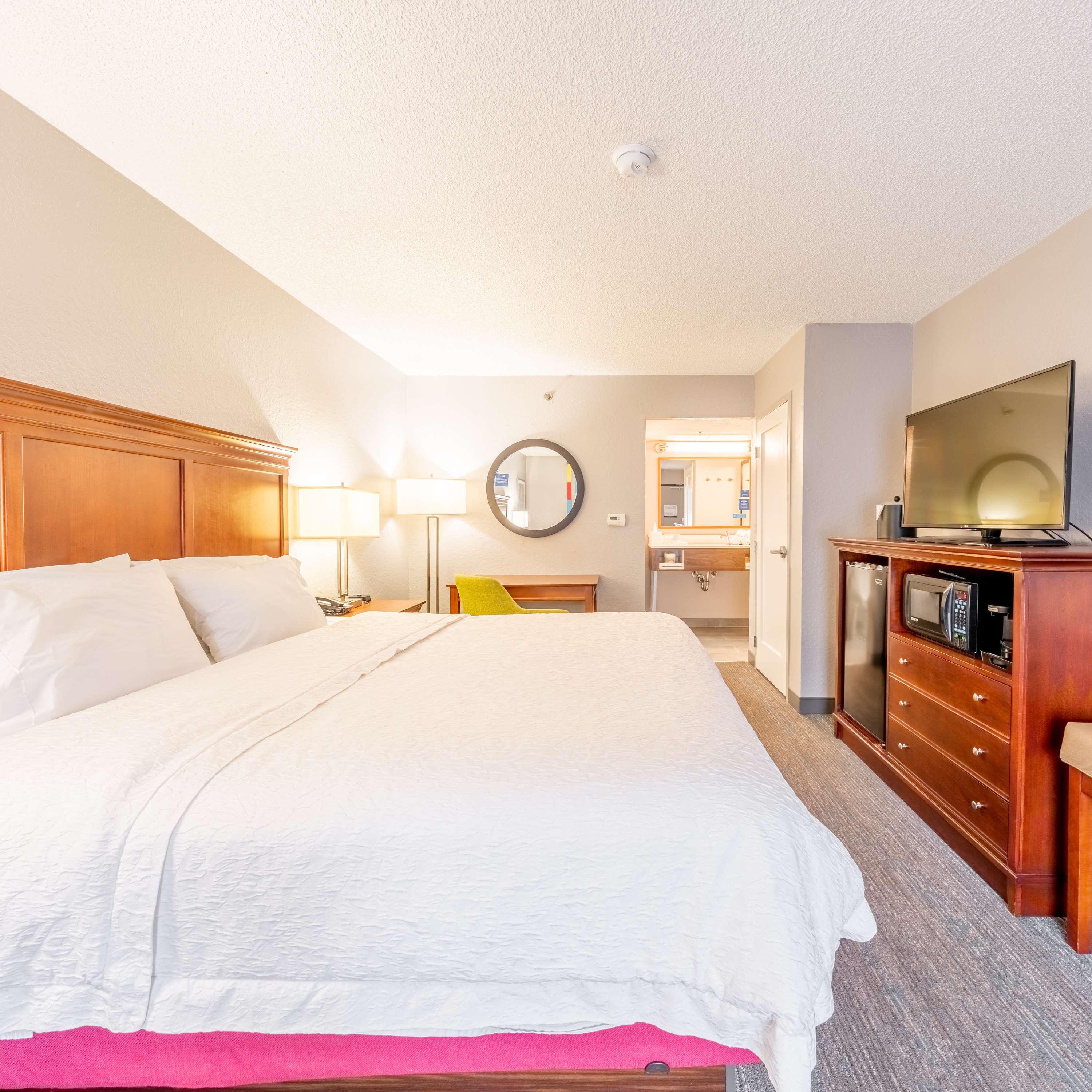 ROOM, KING BED, EXTERIOR ENTRANCE