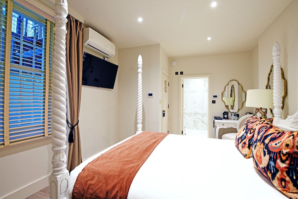 Four Poster, Queen Bed