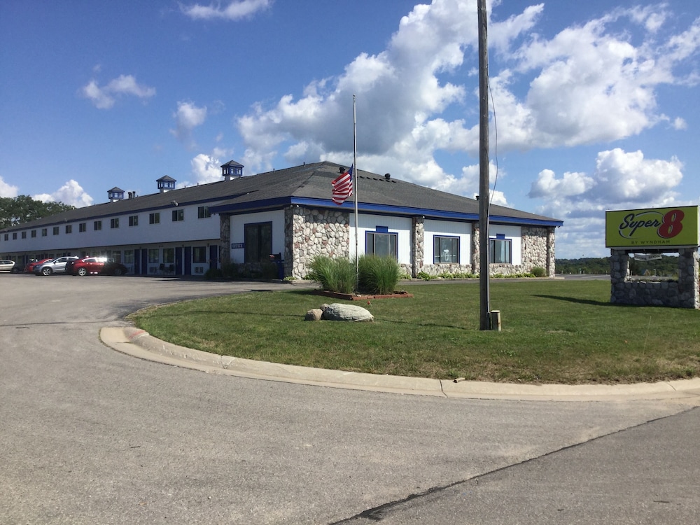 Super 8 by Wyndham Petoskey 3/21