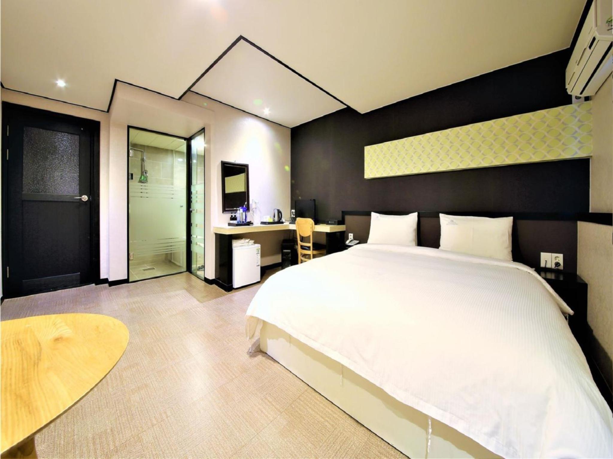 Deluxe, Double Bed, Elysee Hotel 5/10