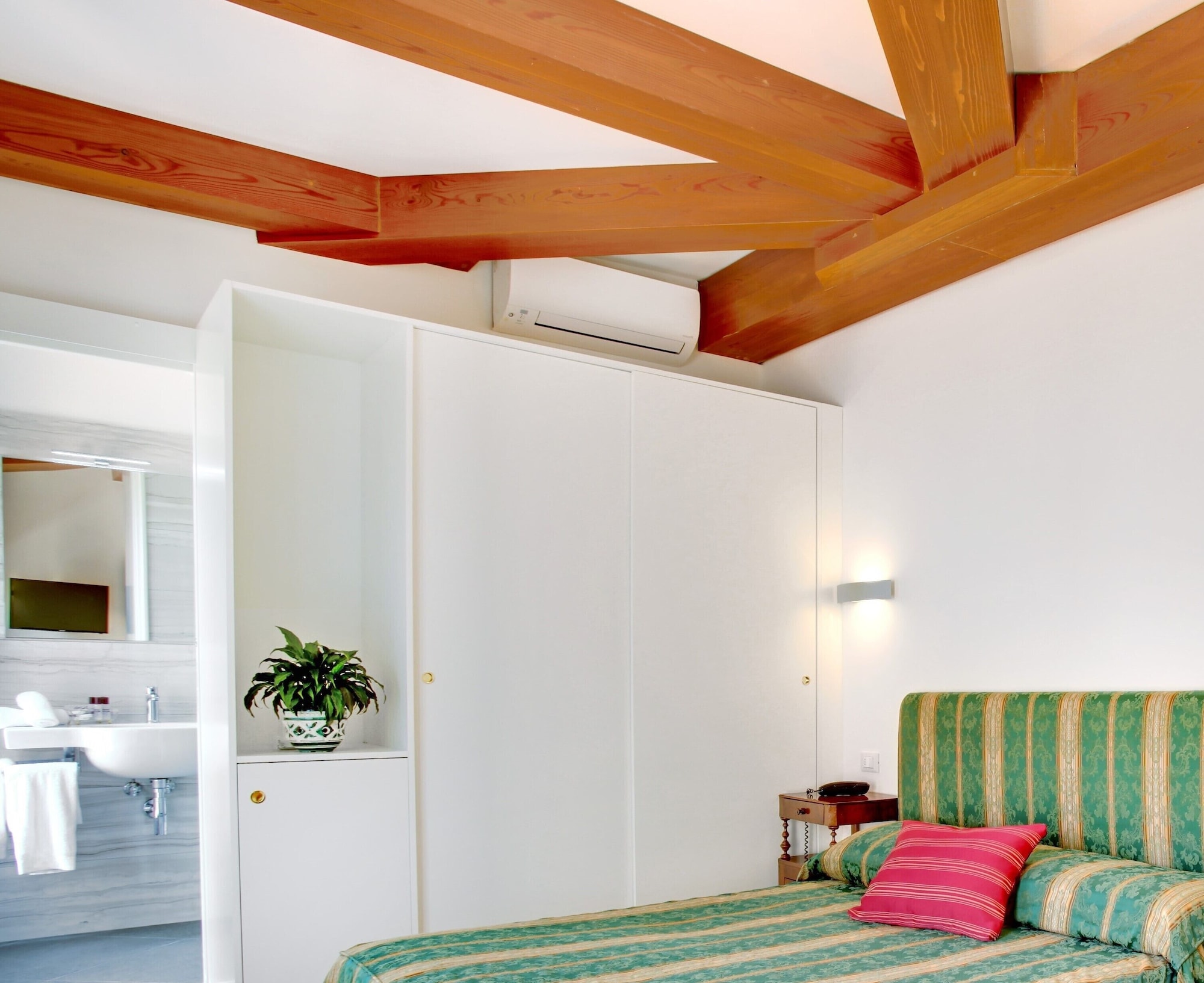 2 BEDROOMS, SUITE, CANAL VIEW, 2 BATHROOMS