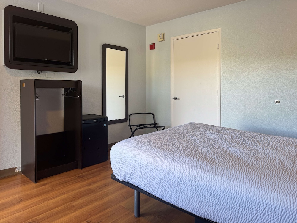 Motel6 Simi Valley, CA 25/50